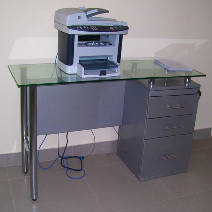 ESCRITORIO CON VIDRIO Y ACERO